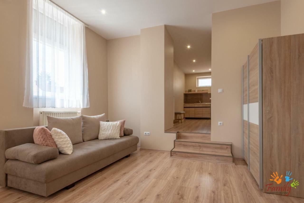 Family Apartmanhaz Apartment นาชคานีจา ภายนอก รูปภาพ