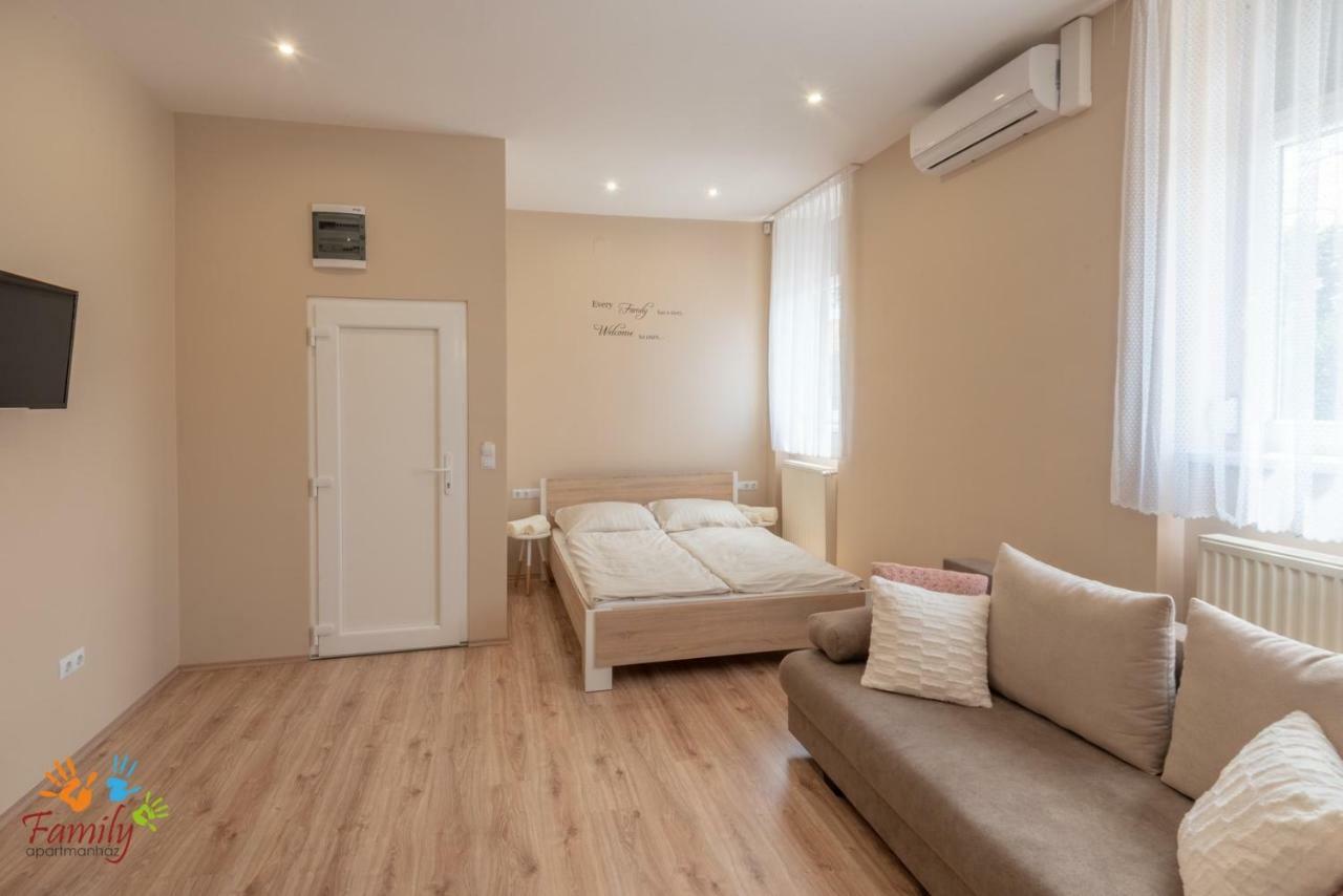 Family Apartmanhaz Apartment นาชคานีจา ภายนอก รูปภาพ