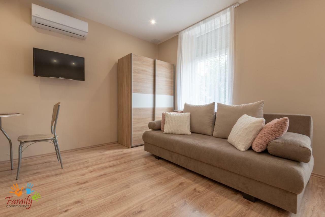 Family Apartmanhaz Apartment นาชคานีจา ภายนอก รูปภาพ